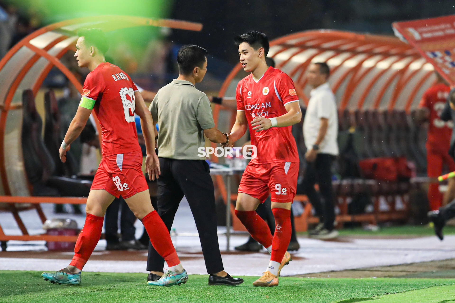 C&aacute;i &ocirc;m g&acirc;y sốt của Đ&igrave;nh Bắc v&agrave; HLV Văn Sỹ Sơn sau vụ bị kỷ luật x&ocirc;n xao cả V.League- Ảnh 3.