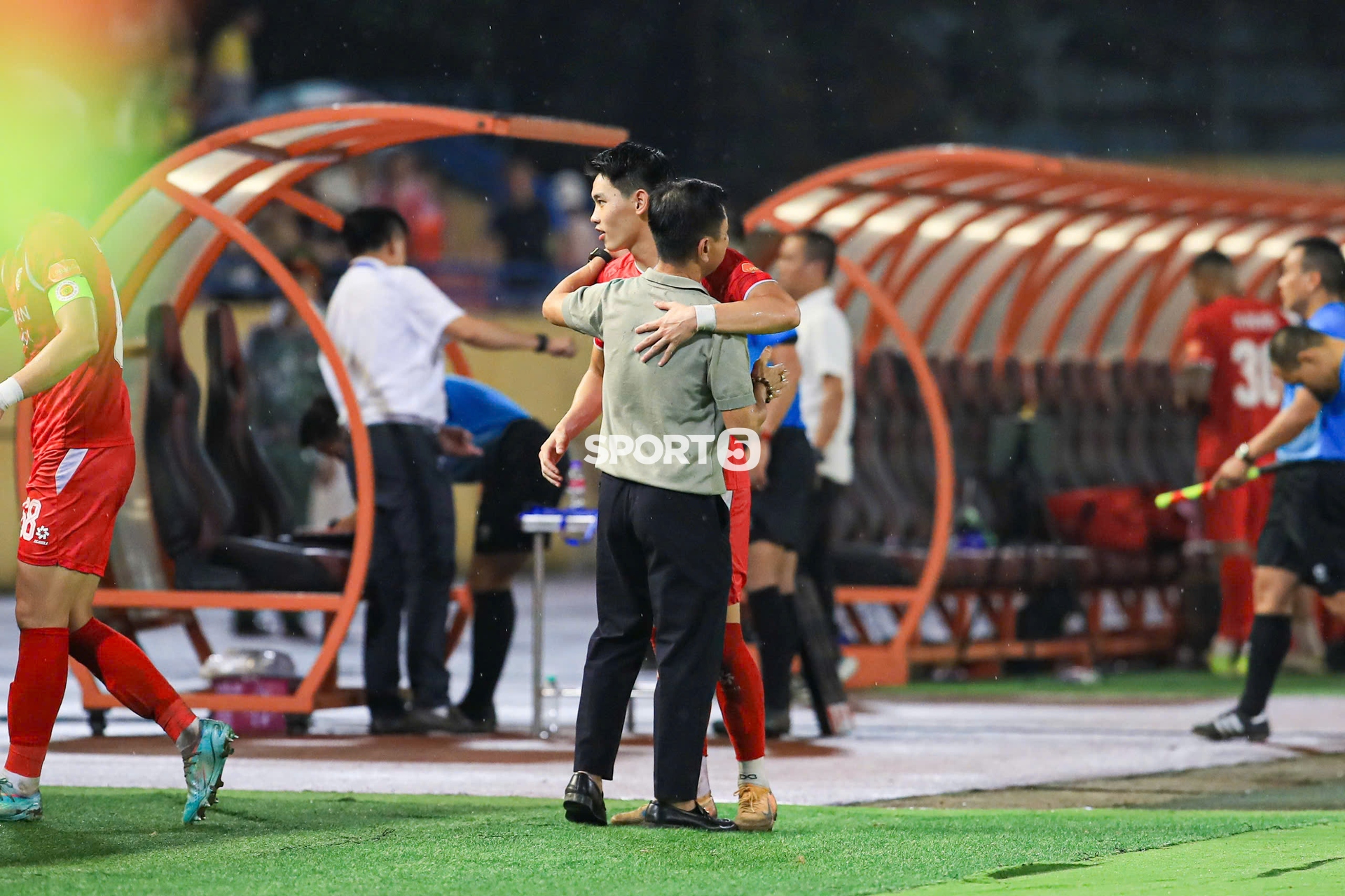 C&aacute;i &ocirc;m g&acirc;y sốt của Đ&igrave;nh Bắc v&agrave; HLV Văn Sỹ Sơn sau vụ bị kỷ luật x&ocirc;n xao cả V.League- Ảnh 5.