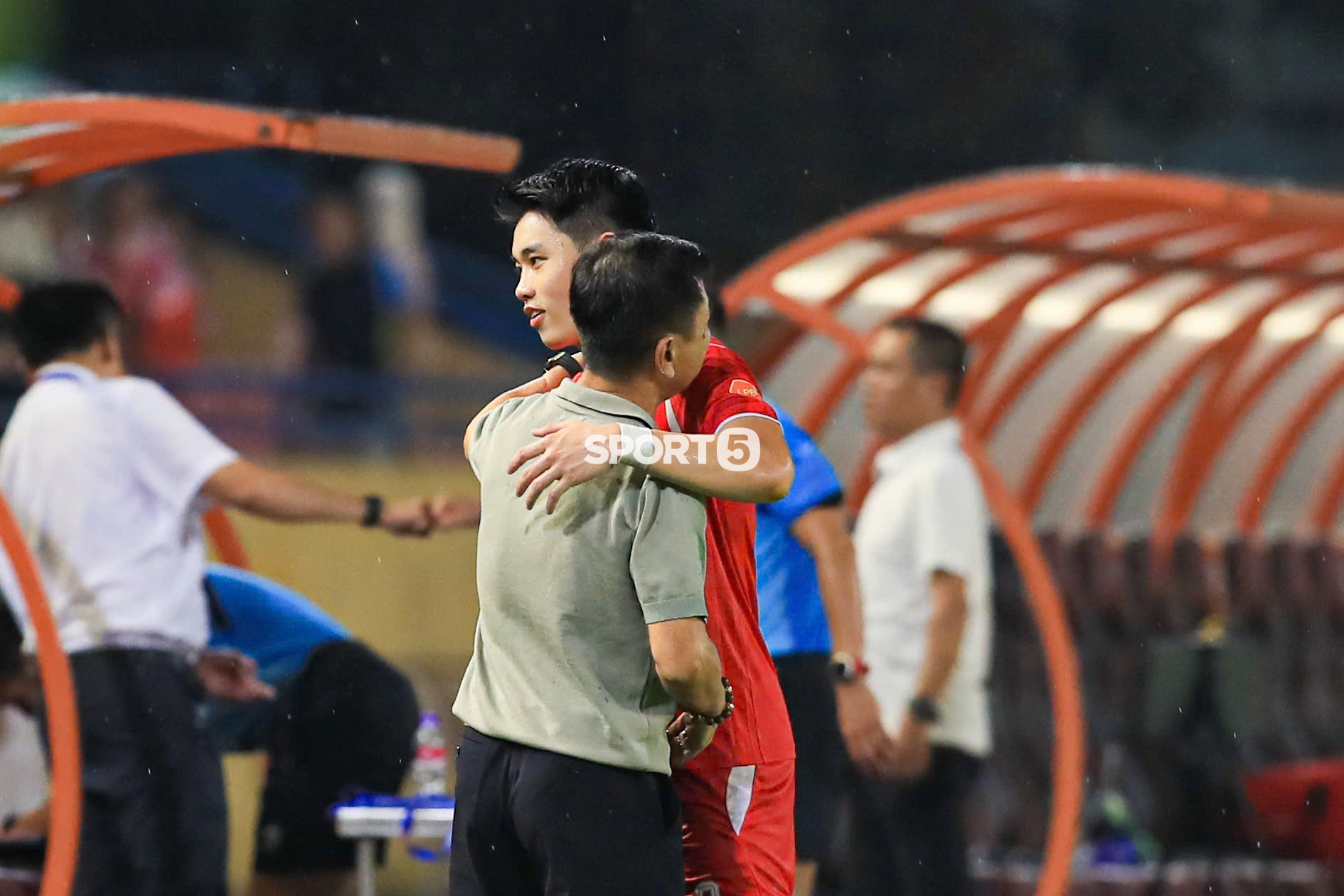 C&aacute;i &ocirc;m g&acirc;y sốt của Đ&igrave;nh Bắc v&agrave; HLV Văn Sỹ Sơn sau vụ bị kỷ luật x&ocirc;n xao cả V.League- Ảnh 6.