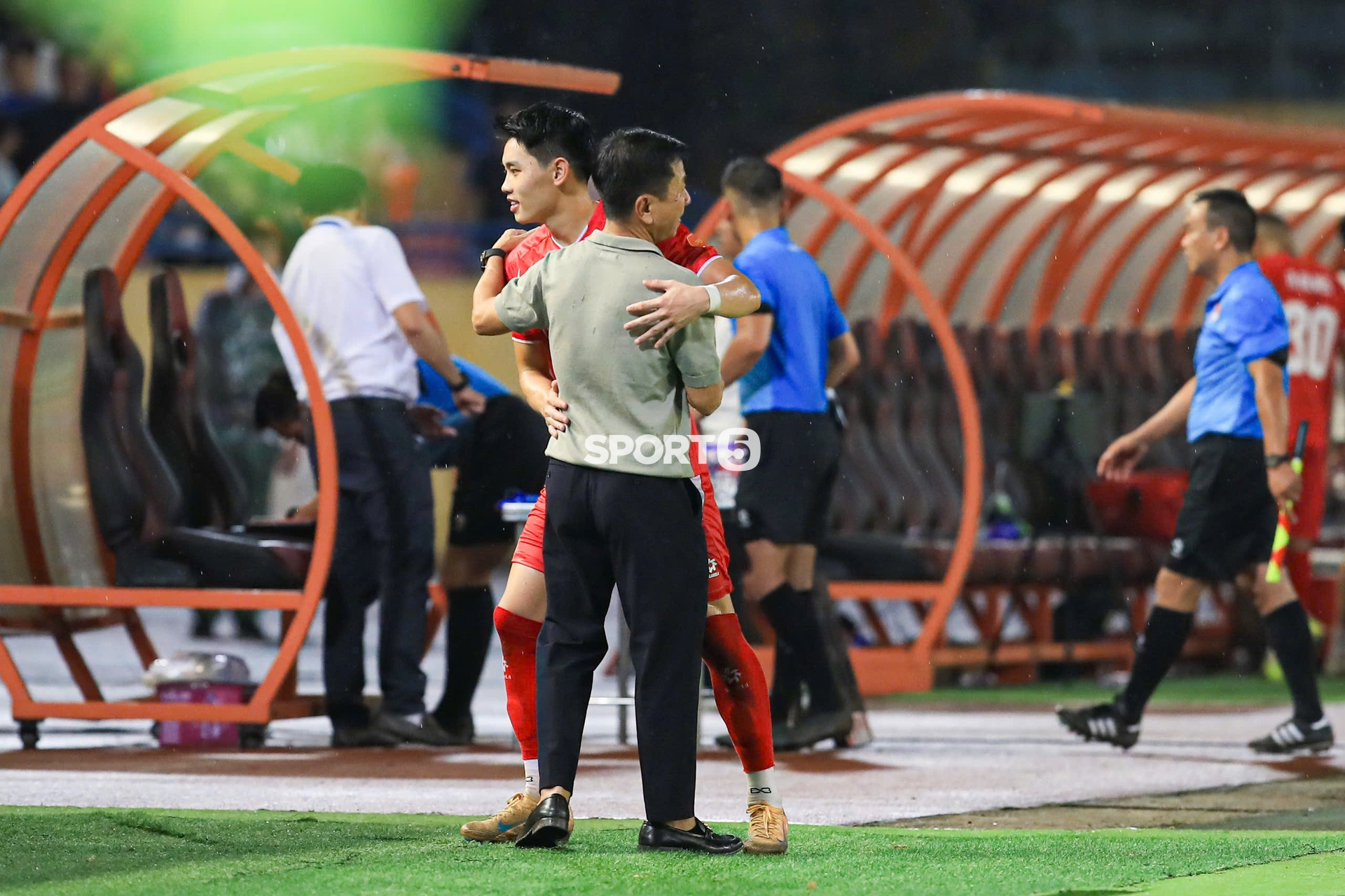 C&aacute;i &ocirc;m g&acirc;y sốt của Đ&igrave;nh Bắc v&agrave; HLV Văn Sỹ Sơn sau vụ bị kỷ luật x&ocirc;n xao cả V.League- Ảnh 4.