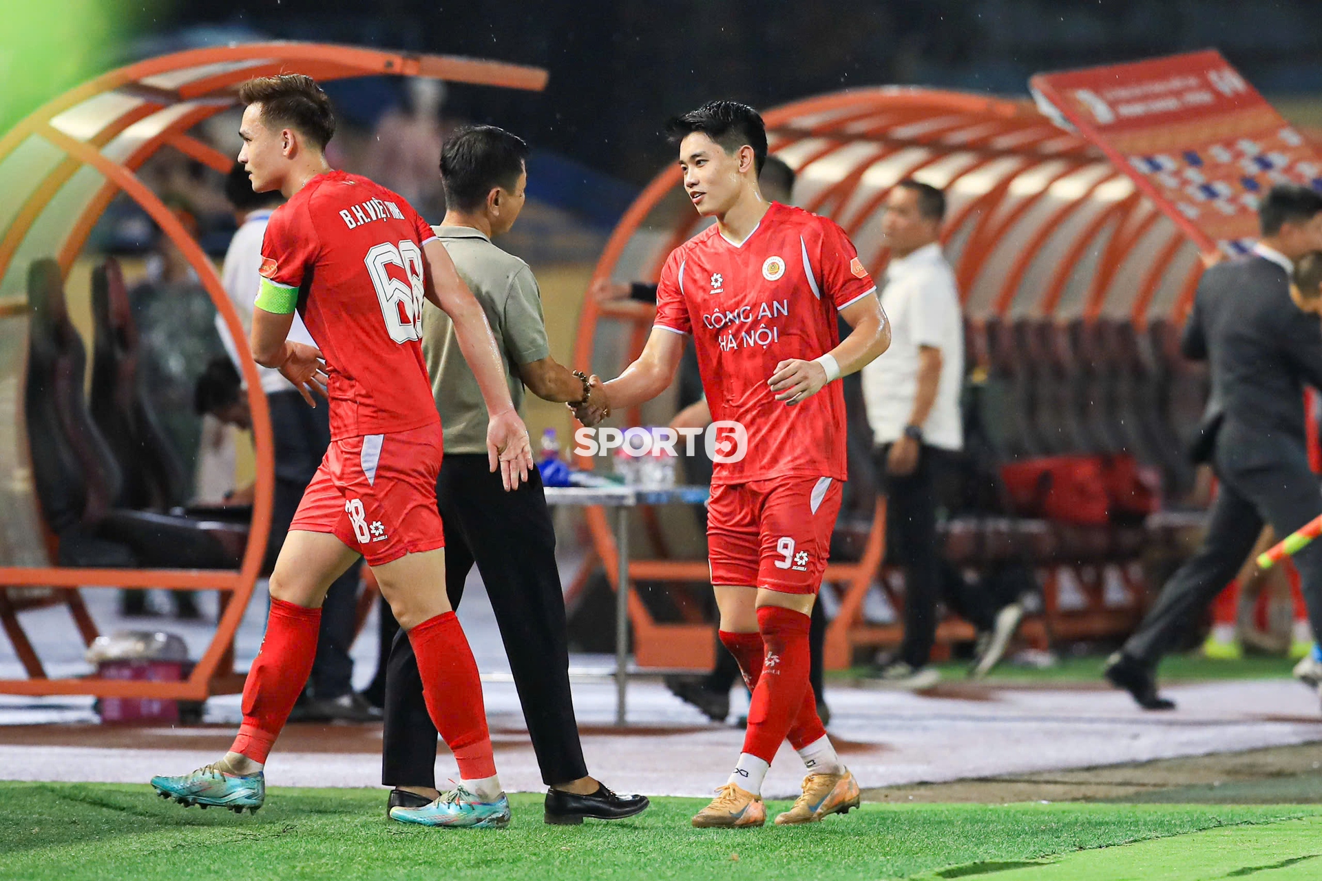 C&aacute;i &ocirc;m g&acirc;y sốt của Đ&igrave;nh Bắc v&agrave; HLV Văn Sỹ Sơn sau vụ bị kỷ luật x&ocirc;n xao cả V.League- Ảnh 2.