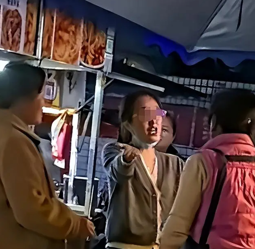 V&ocirc; tư gi&uacute;p đỡ một nữ sinh, người phụ nữ ngh&egrave;o bất ngờ bị vu vạ, sỉ nhục giữa phố: Đ&uacute;ng l&agrave; l&agrave;m ơn mắc o&aacute;n!- Ảnh 1.