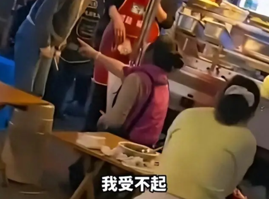 V&ocirc; tư gi&uacute;p đỡ một nữ sinh, người phụ nữ ngh&egrave;o bất ngờ bị vu vạ, sỉ nhục giữa phố: Đ&uacute;ng l&agrave; l&agrave;m ơn mắc o&aacute;n!- Ảnh 2.