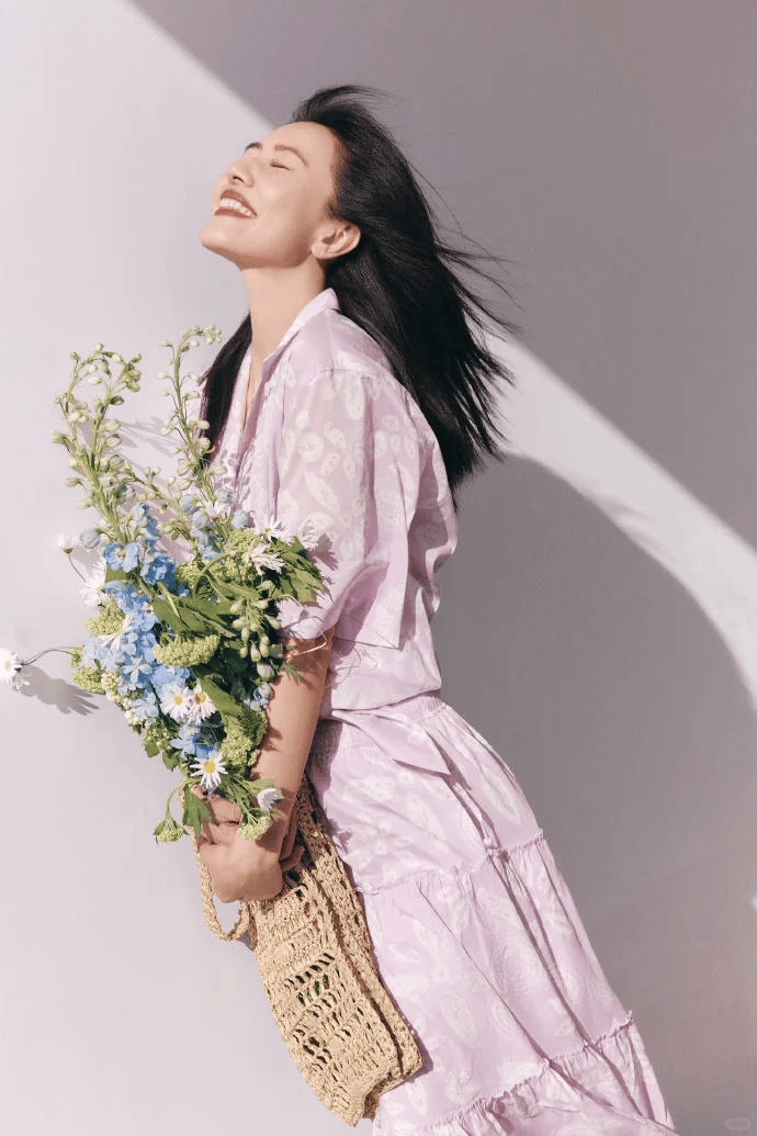 3 gam m&agrave;u "cực phẩm" đang khiến phụ nữ ch&acirc;u &Aacute; "ph&aacute;t cuồng" h&egrave; 2026: Mặc l&ecirc;n l&agrave; thấy m&aacute;t, soi gương l&agrave; thấy sang, da v&agrave;ng diện cực hợp- Ảnh 4.