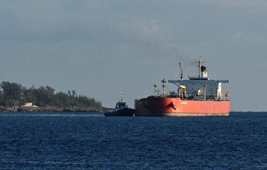 L&ecirc;nh đ&ecirc;nh tr&ecirc;n biển 35 ng&agrave;y, hơn 900.000 th&ugrave;ng dầu Mỹ vừa vượt nửa v&ograve;ng tr&aacute;i đất, hướng thẳng đến một quốc gia ch&acirc;u &Aacute;- Ảnh 1.