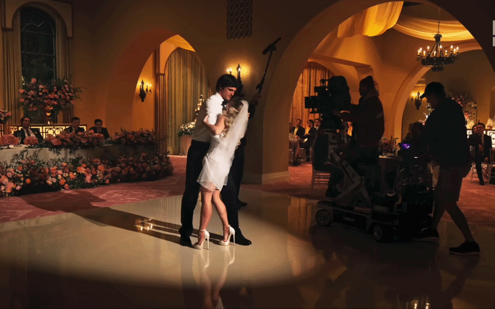 Mở mắt đ&uacute;ng c&aacute;ch l&agrave; thấy Anne Hathaway h&ocirc;n Dakota Johnson, đ&oacute;ng chung phim 18+ th&igrave; ai l&agrave;m lại 2 chị?- Ảnh 7.