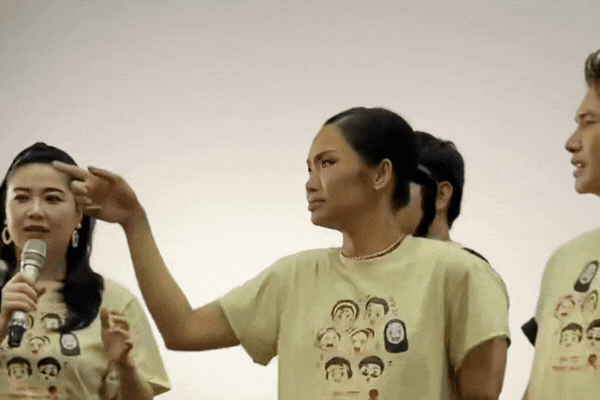 Lần đầu ti&ecirc;n Vbiz c&oacute; 1 nữ diễn vi&ecirc;n phải bỏ chạy khỏi rạp v&igrave; bị kh&aacute;n giả ch&ecirc; diễn đơ cứng- Ảnh 1.