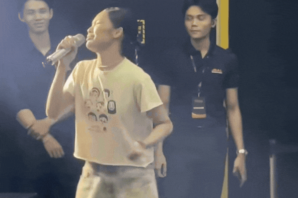 Lần đầu ti&ecirc;n Vbiz c&oacute; 1 nữ diễn vi&ecirc;n phải bỏ chạy khỏi rạp v&igrave; bị kh&aacute;n giả ch&ecirc; diễn đơ cứng- Ảnh 2.