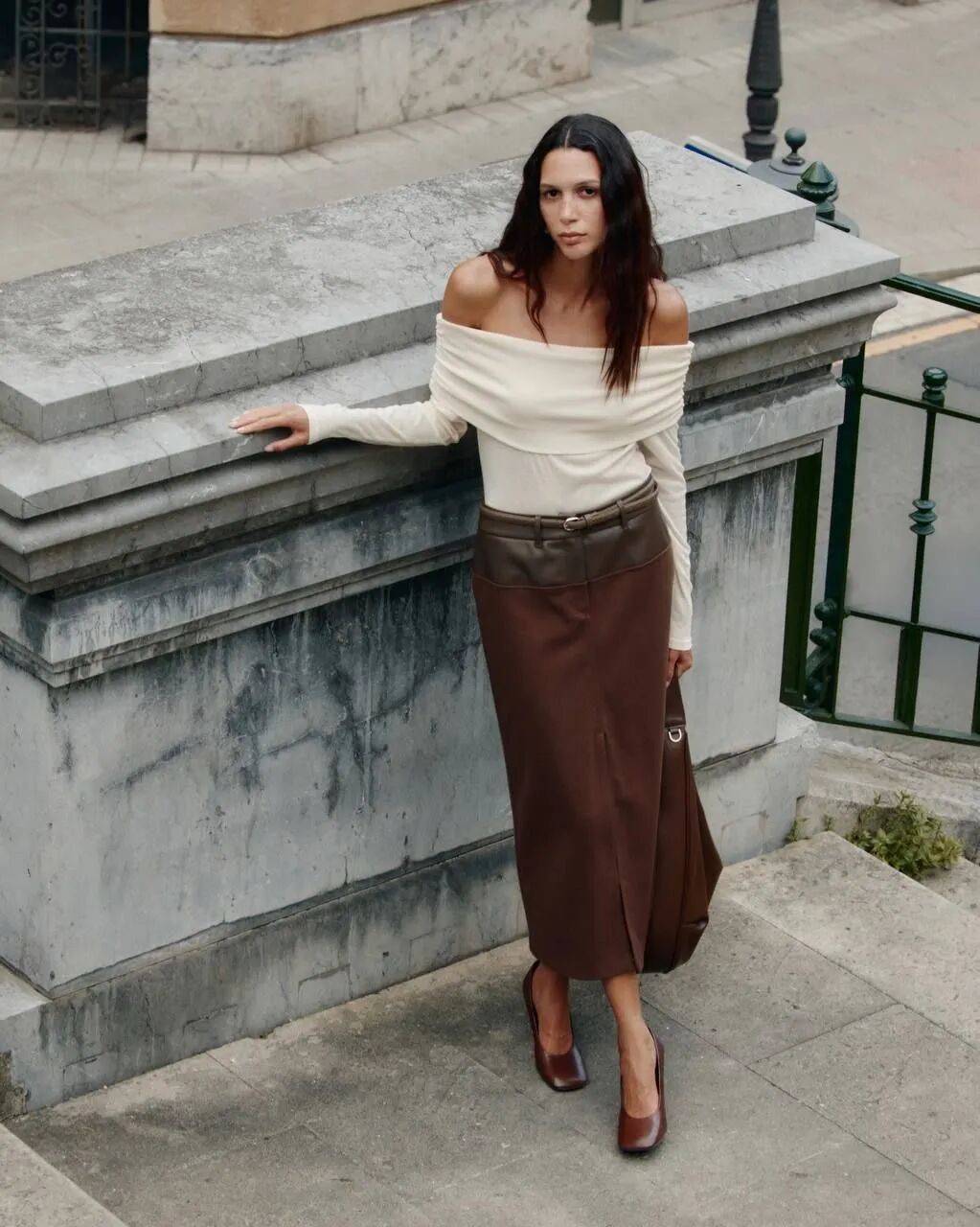 4 kiểu &aacute;o lộ vai đang 'khuynh đảo' h&egrave; 2026: Phụ nữ 30+ diện l&ecirc;n trẻ ra cả chục tuổi, khoe kh&eacute;o xương quai xanh đẹp kh&oacute; cưỡng- Ảnh 27.