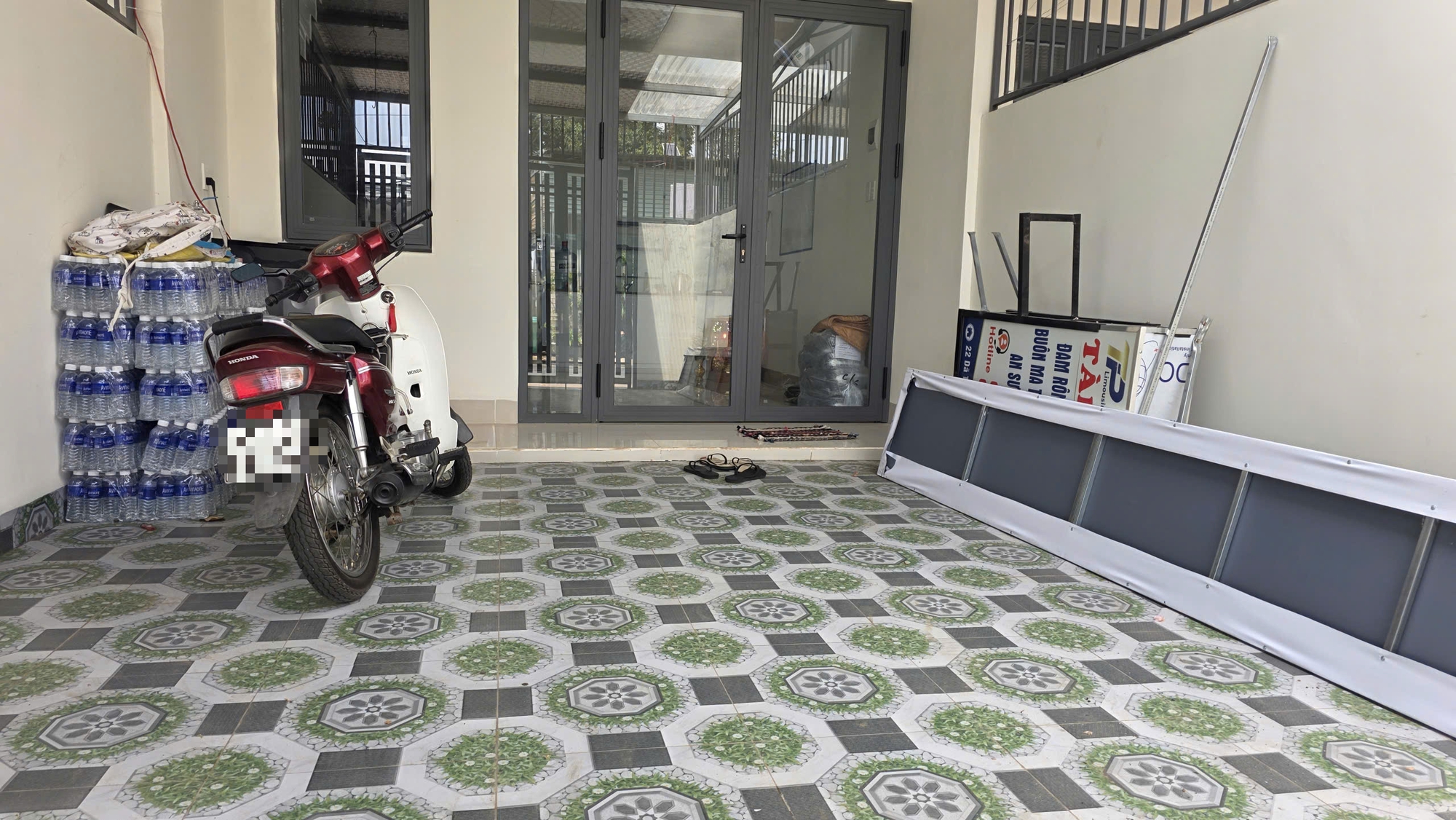 Vụ h&agrave;nh kh&aacute;ch bị &ldquo;bỏ rơi&rdquo; trong đ&ecirc;m: Văn ph&ograve;ng nh&agrave; xe bất ngờ đ&oacute;ng cửa, th&aacute;o bảng hiệu- Ảnh 2.