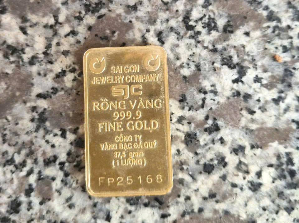 Cụ &ocirc;ng 79 tuổi mang "thỏi v&agrave;ng" nằm lả b&ecirc;n vệ đường ở giữa rừng tr&agrave;m- Ảnh 3.