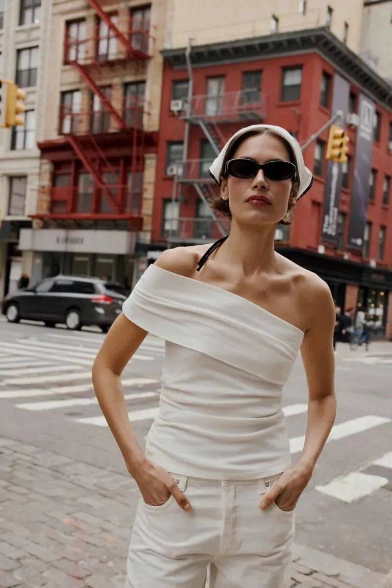 4 kiểu &aacute;o lộ vai đang 'khuynh đảo' h&egrave; 2026: Phụ nữ 30+ diện l&ecirc;n trẻ ra cả chục tuổi, khoe kh&eacute;o xương quai xanh đẹp kh&oacute; cưỡng- Ảnh 32.