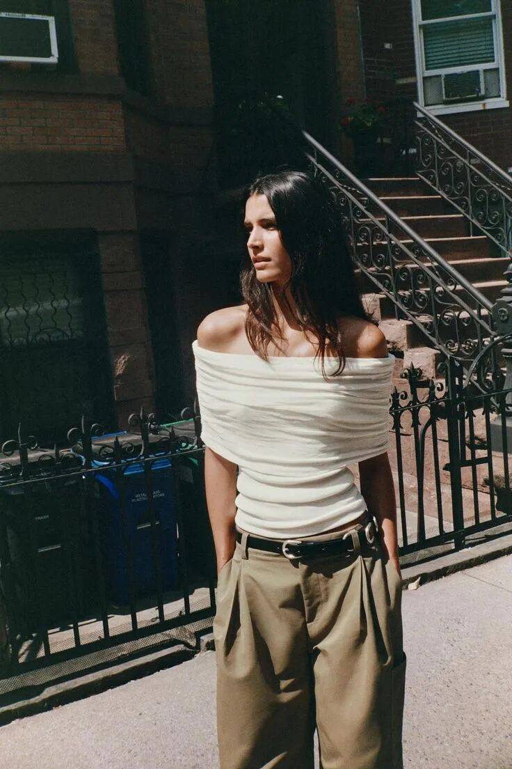 4 kiểu &aacute;o lộ vai đang 'khuynh đảo' h&egrave; 2026: Phụ nữ 30+ diện l&ecirc;n trẻ ra cả chục tuổi, khoe kh&eacute;o xương quai xanh đẹp kh&oacute; cưỡng- Ảnh 31.