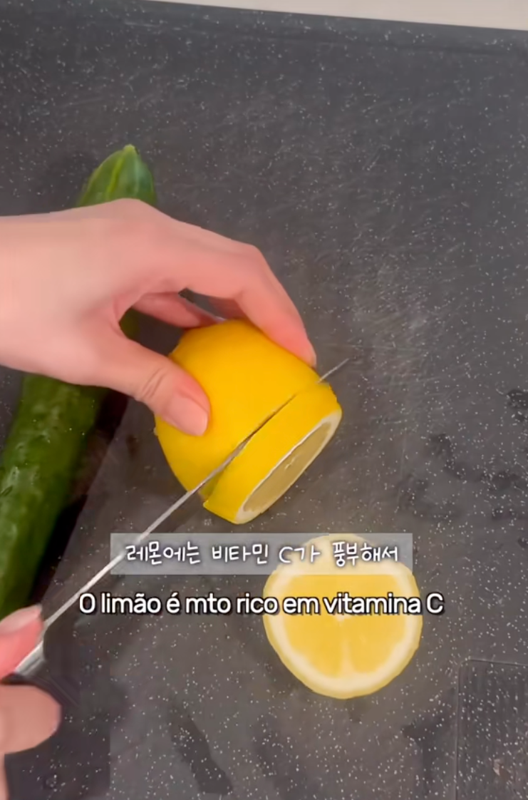 Thay v&igrave; uống nước lọc, phụ nữ H&agrave;n 35 tuổi duy tr&igrave; một loại nước n&agrave;y mỗi ng&agrave;y để da đẻ mịn m&agrave;ng, v&oacute;c d&aacute;ng thon gọn- Ảnh 1.