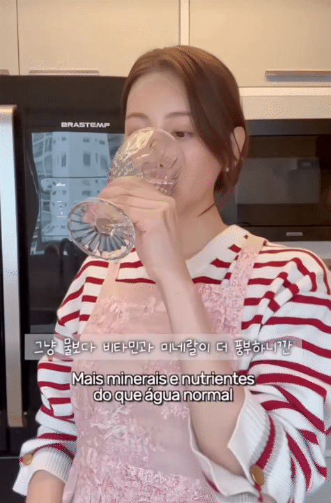 Thay v&igrave; uống nước lọc, phụ nữ H&agrave;n 35 tuổi duy tr&igrave; một loại nước n&agrave;y mỗi ng&agrave;y để da đẻ mịn m&agrave;ng, v&oacute;c d&aacute;ng thon gọn- Ảnh 4.