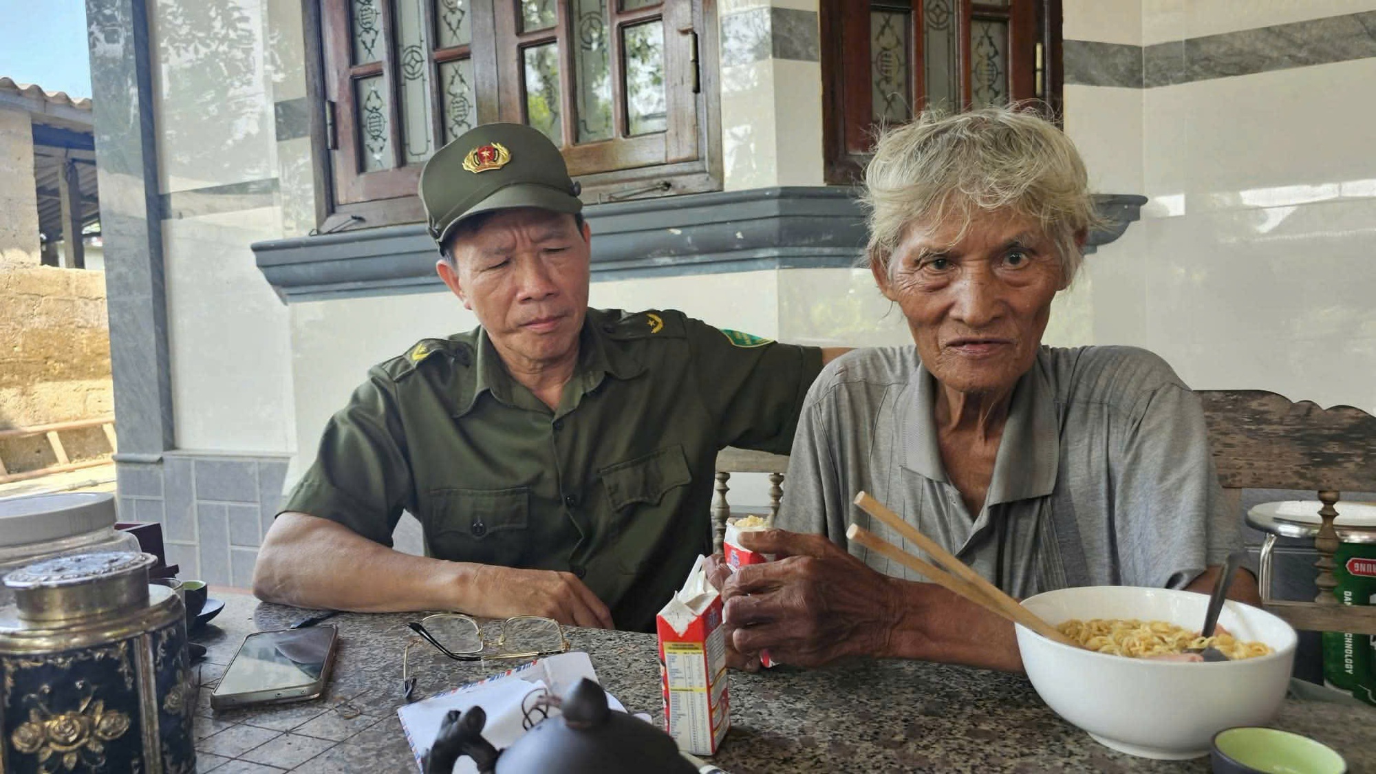 Cụ &ocirc;ng 79 tuổi mang "thỏi v&agrave;ng" nằm lả b&ecirc;n vệ đường ở giữa rừng tr&agrave;m- Ảnh 2.