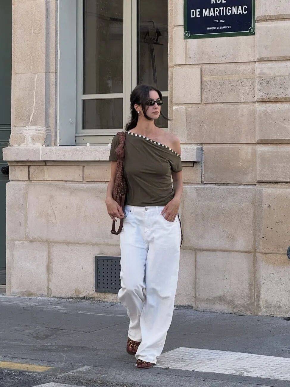 4 kiểu &aacute;o lộ vai đang 'khuynh đảo' h&egrave; 2026: Phụ nữ 30+ diện l&ecirc;n trẻ ra cả chục tuổi, khoe kh&eacute;o xương quai xanh đẹp kh&oacute; cưỡng- Ảnh 17.