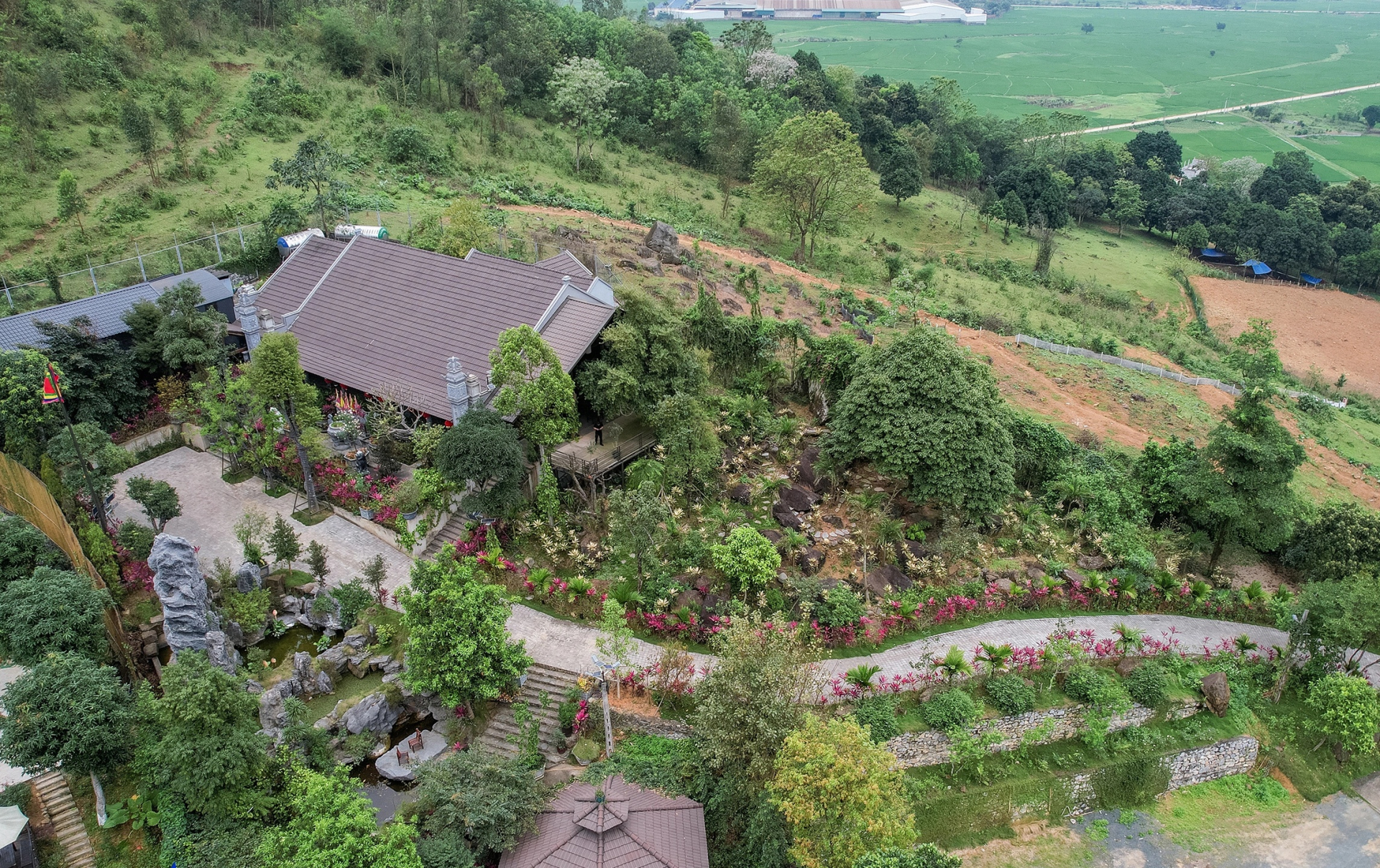 Nữ NSND x&acirc;y biệt thự 10 ph&ograve;ng ngủ, s&acirc;n pickleball trong biệt phủ 10.000m2 ở H&agrave; Nội, 42 tuổi t&aacute;i h&ocirc;n- Ảnh 3.