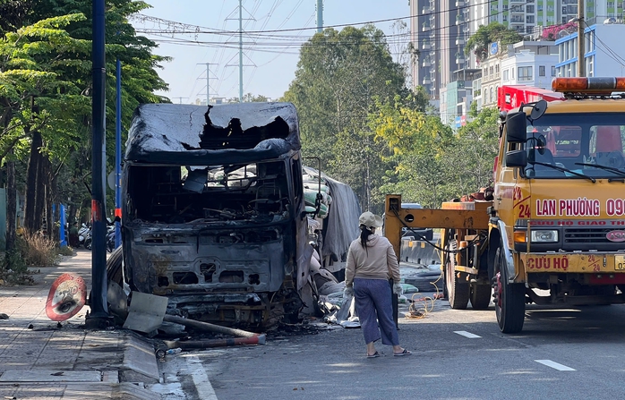 Xe đầu k&eacute;o ch&aacute;y dữ dội l&uacute;c rạng s&aacute;ng ở TPHCM- Ảnh 1.