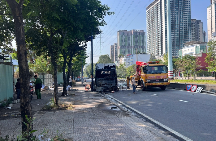 Xe đầu k&eacute;o ch&aacute;y dữ dội l&uacute;c rạng s&aacute;ng ở TPHCM- Ảnh 2.