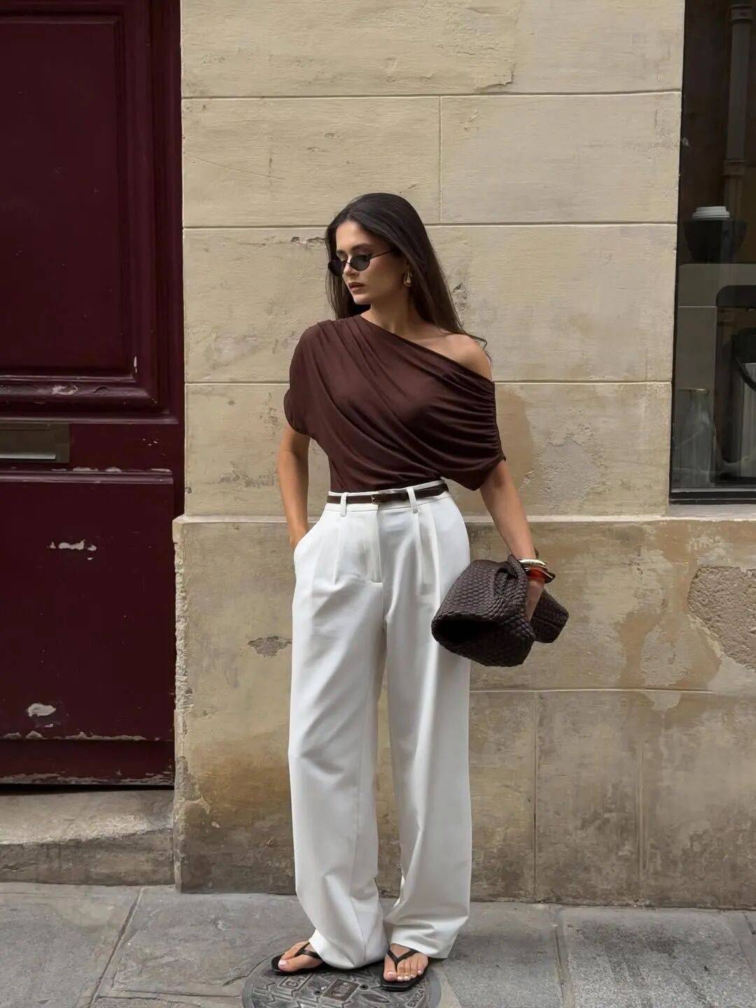 4 kiểu &aacute;o lộ vai đang 'khuynh đảo' h&egrave; 2026: Phụ nữ 30+ diện l&ecirc;n trẻ ra cả chục tuổi, khoe kh&eacute;o xương quai xanh đẹp kh&oacute; cưỡng- Ảnh 15.