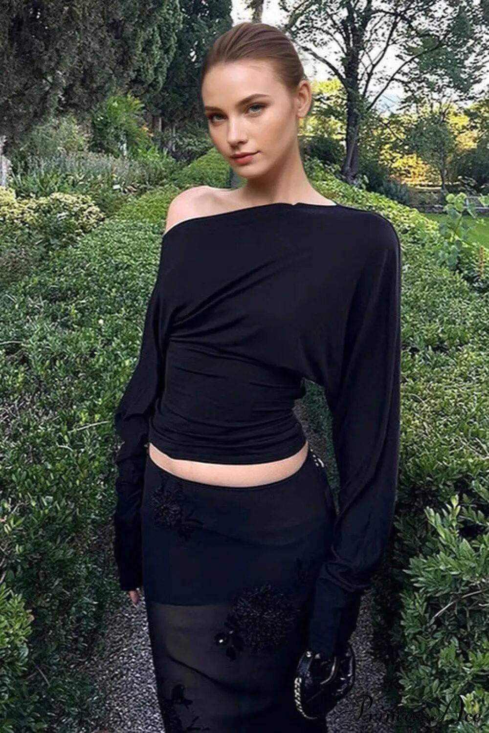 4 kiểu &aacute;o lộ vai đang 'khuynh đảo' h&egrave; 2026: Phụ nữ 30+ diện l&ecirc;n trẻ ra cả chục tuổi, khoe kh&eacute;o xương quai xanh đẹp kh&oacute; cưỡng- Ảnh 6.