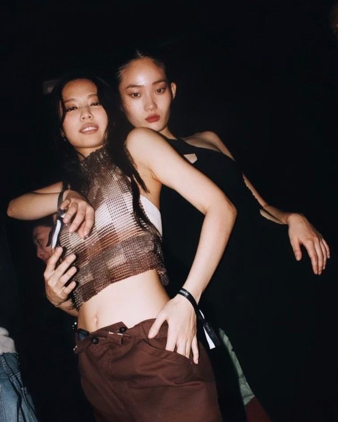 Đ&aacute;m cưới bạn th&acirc;n Jennie - Song Hye Kyo: C&ocirc; d&acirc;u mặc đơn giản đi gi&agrave;y bệt vẫn chất, cả d&agrave;n sao tề tựu đ&ocirc;ng đủ- Ảnh 10.