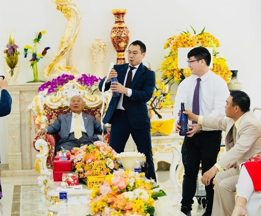 Mỹ nh&acirc;n 26 tuổi cưới ch&aacute;u trai gia tộc gi&agrave;u bậc nhất Việt Nam: Sống trong dinh thự d&aacute;t v&agrave;ng, s&acirc;n nh&agrave; đủ đỗ chục chiếc xe hơi- Ảnh 6.