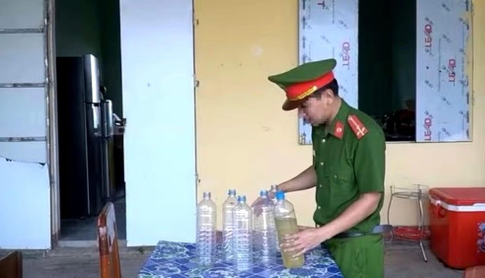 &ldquo;Nậm thoong&rdquo; len lỏi v&ugrave;ng bi&ecirc;n: Cảnh b&aacute;o mới về một dạng chất k&iacute;ch th&iacute;ch tr&aacute; h&igrave;nh- Ảnh 1.