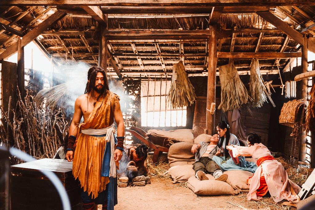 &ldquo;Tr&ugrave;m S&ograve;&rdquo;: Khi anh h&ugrave;ng kh&ocirc;ng c&ograve;n ho&agrave;n hảo, m&agrave; gần gũi v&agrave; đời hơn - Ảnh 6.