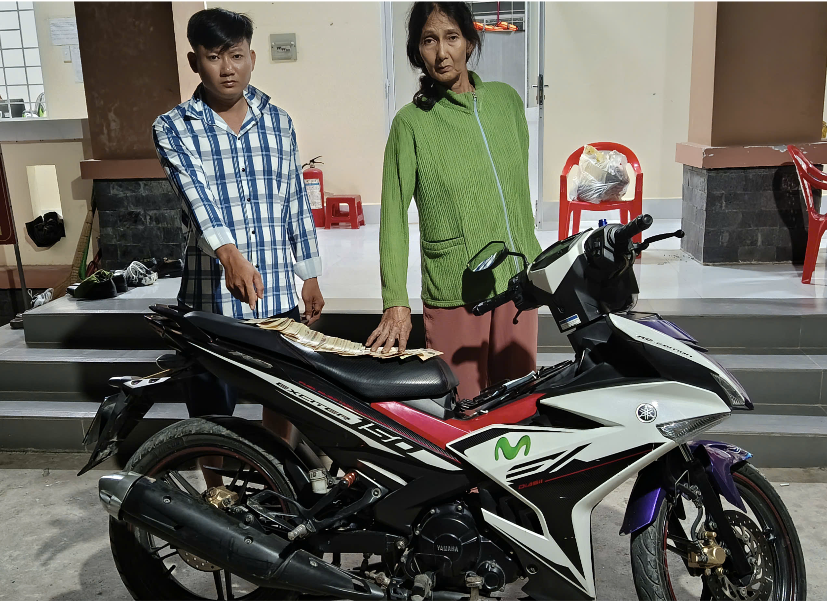 Mẹ con cướp giật tiền của cụ b&agrave; b&aacute;n v&eacute; số g&acirc;y phẫn nộ tại Vĩnh Long - Ảnh 1.