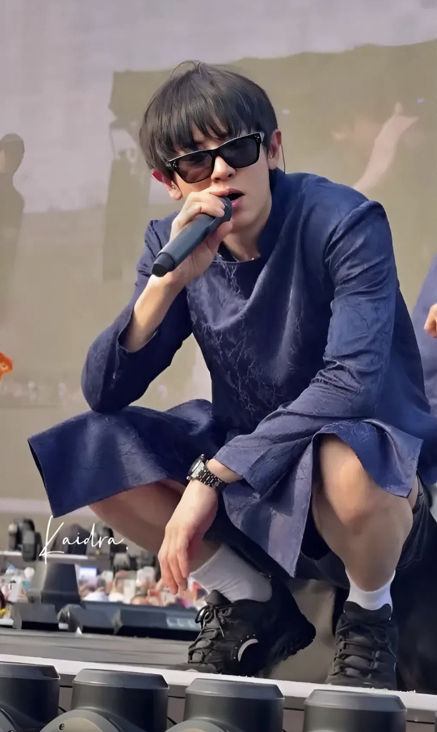 Chanyeol (EXO) mặc &aacute;o d&agrave;i c&ugrave;ng quần short: L&agrave;n s&oacute;ng phẫn nộ d&acirc;ng cao, người H&agrave;n Quốc cũng cười cợt- Ảnh 5.