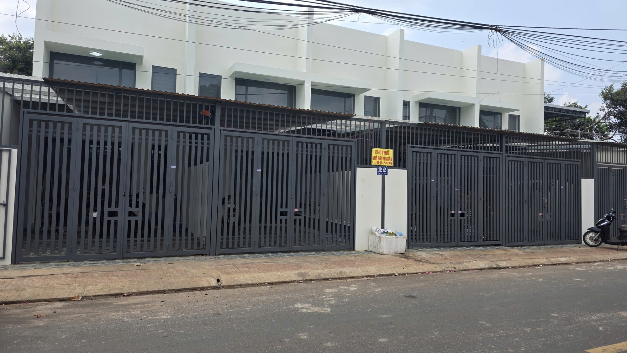 Vụ h&agrave;nh kh&aacute;ch bị &ldquo;bỏ rơi&rdquo; trong đ&ecirc;m: Văn ph&ograve;ng nh&agrave; xe bất ngờ đ&oacute;ng cửa, th&aacute;o bảng hiệu- Ảnh 1.