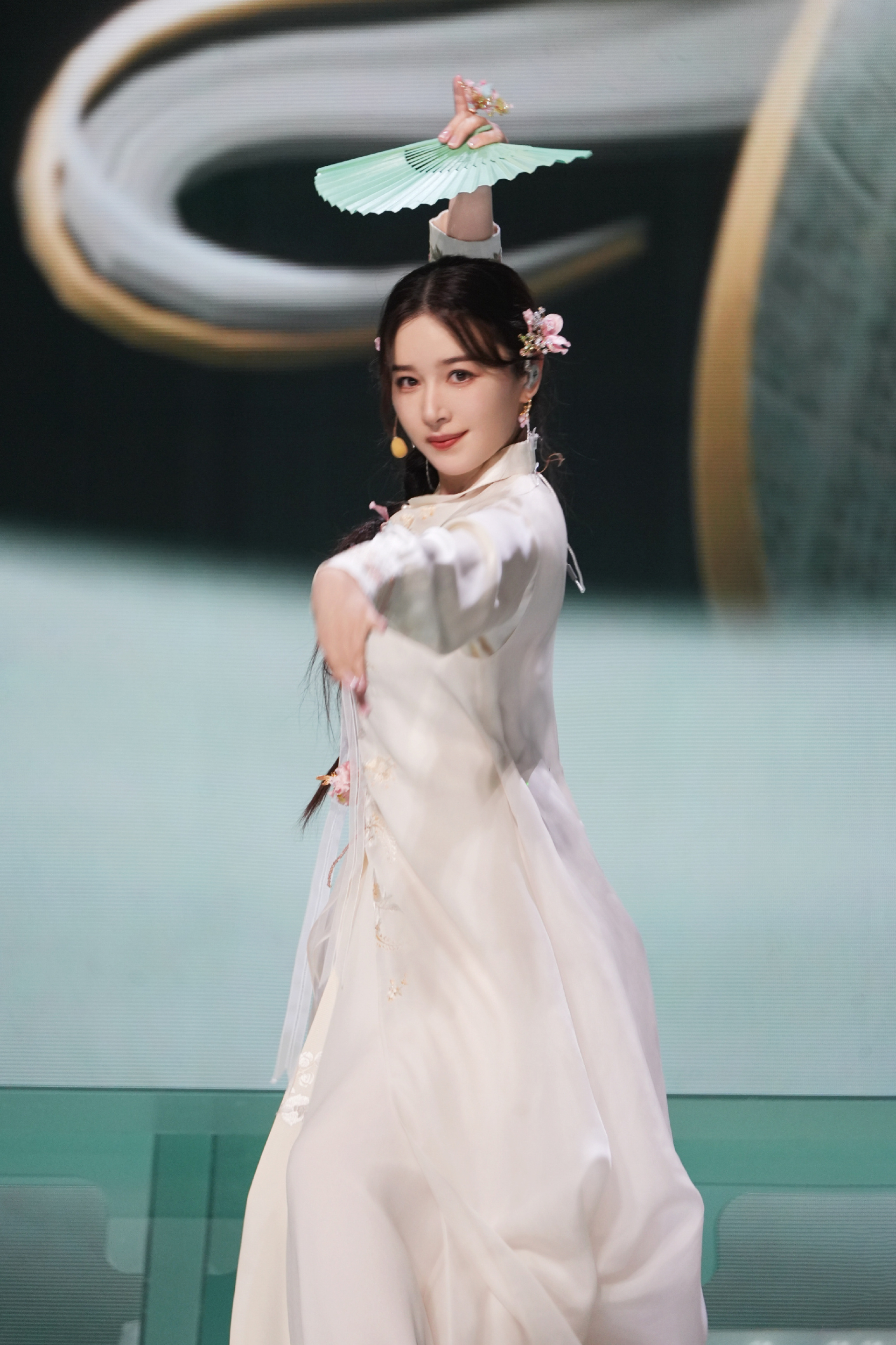 Đối thủ n&agrave;y của Trang Ph&aacute;p "khủng" qu&aacute;: C&oacute; chồng chủ tịch chống lưng, "ting nhẹ" 1,3 tỷ liền l&ecirc;n top đầu show, l&agrave;m vậy ai chơi lại!- Ảnh 1.