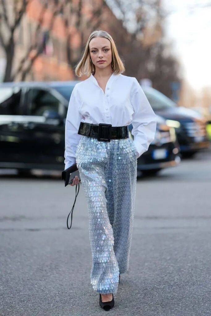 Qu&ecirc;n xanh navy v&agrave; trắng nh&agrave;m ch&aacute;n đi: H&egrave; 2026 phụ nữ s&agrave;nh điệu chỉ m&ecirc; đ&uacute;ng 1 gam m&agrave;u n&agrave;y, mặc l&ecirc;n trẻ ra cả chục tuổi- Ảnh 10.