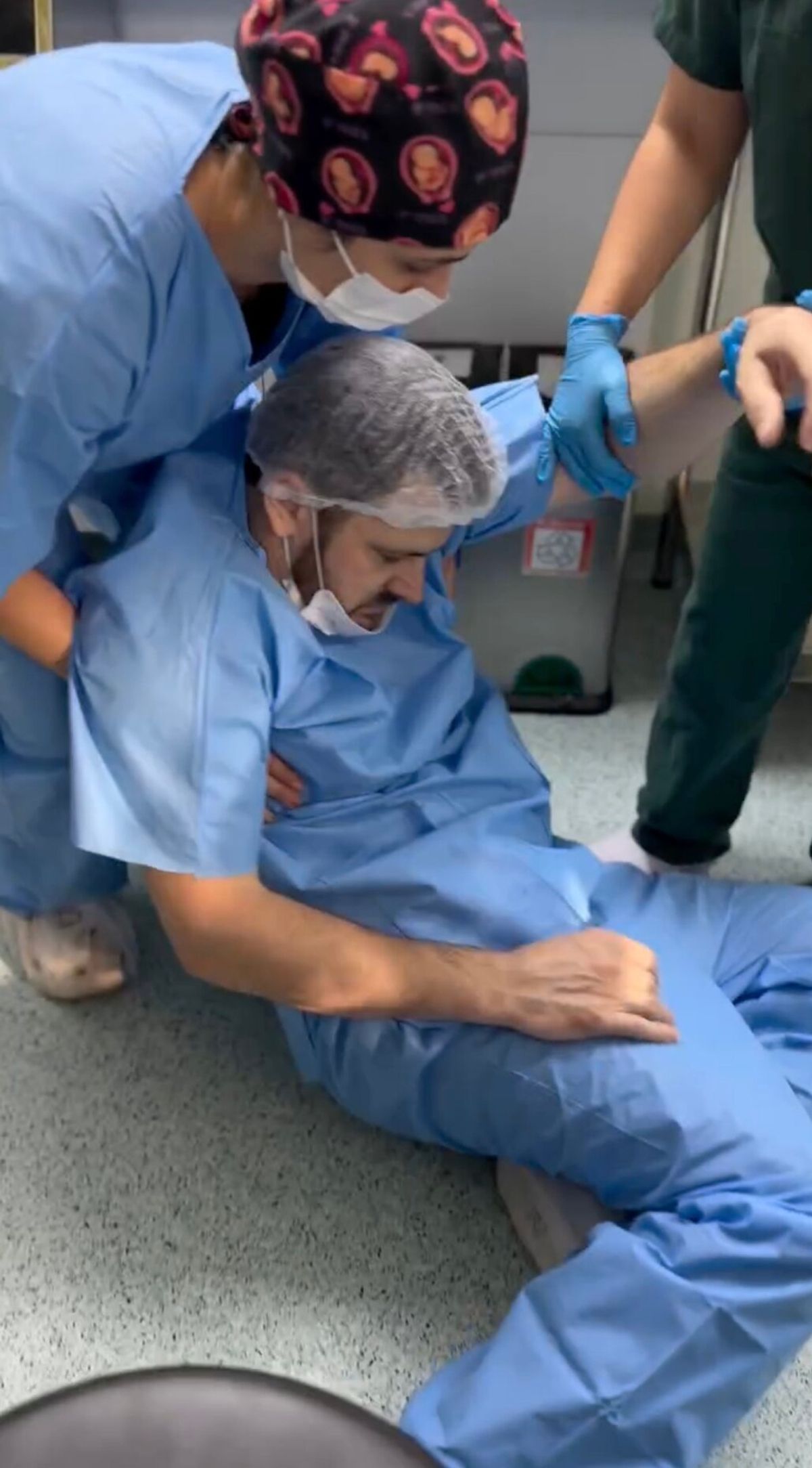 C&oacute; mặt ở ph&ograve;ng mổ để động vi&ecirc;n vợ, người đ&agrave;n &ocirc;ng bất ngờ ngất lịm khi thấy cảnh vợ sinh con- Ảnh 2.