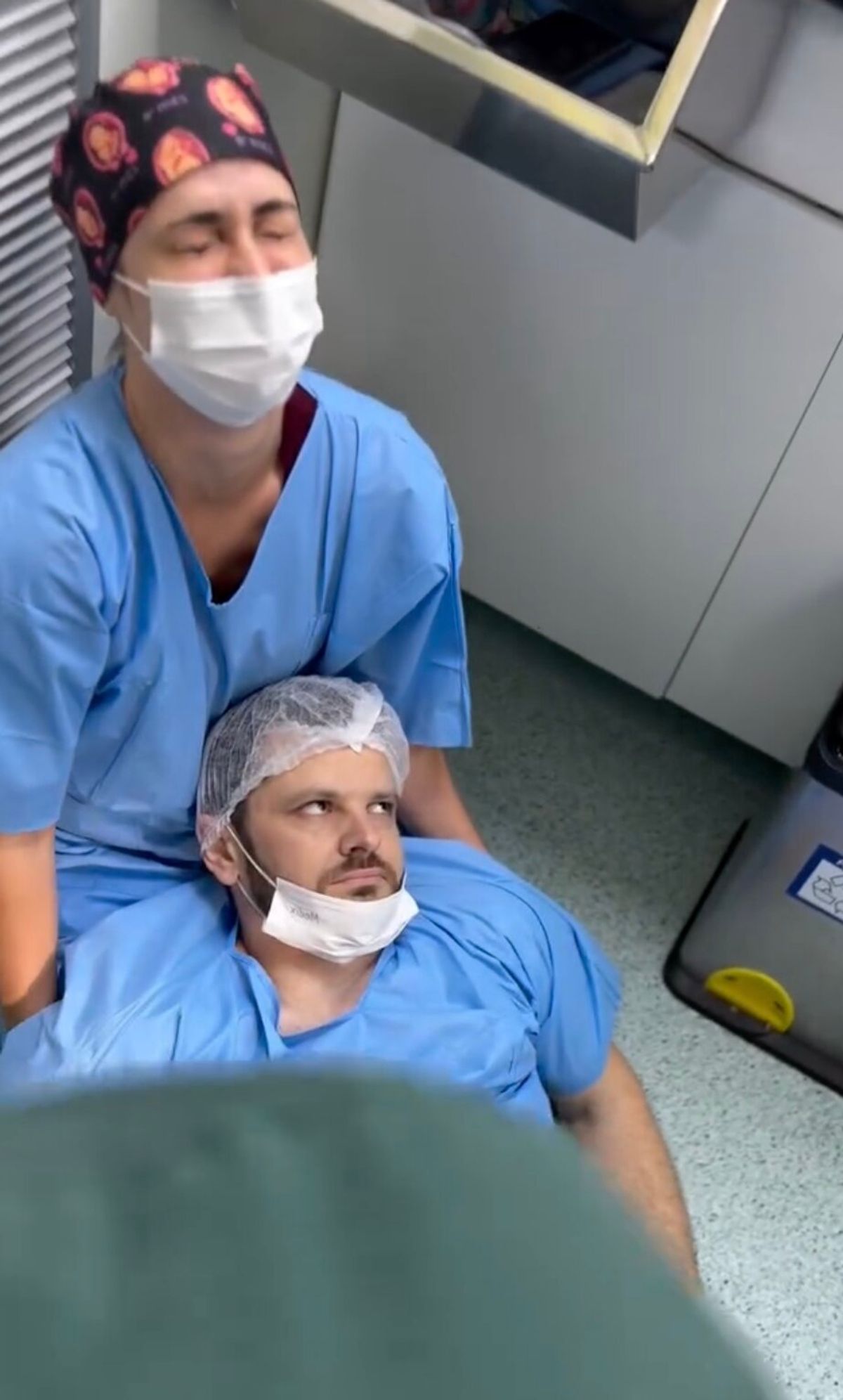 C&oacute; mặt ở ph&ograve;ng mổ để động vi&ecirc;n vợ, người đ&agrave;n &ocirc;ng bất ngờ ngất lịm khi thấy cảnh vợ sinh con- Ảnh 1.