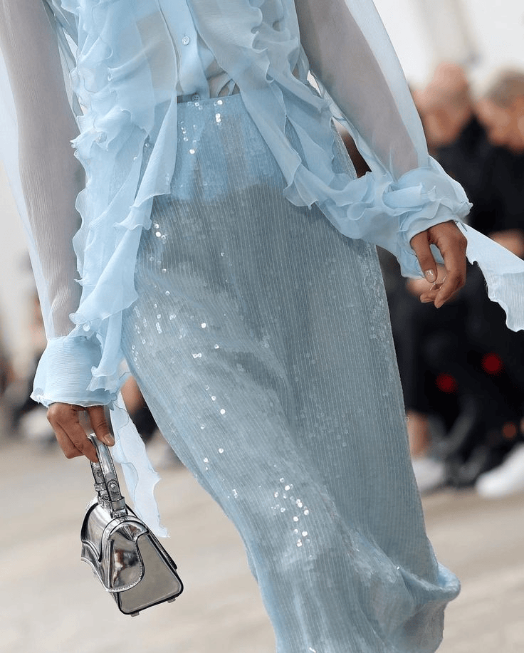 Qu&ecirc;n xanh navy v&agrave; trắng nh&agrave;m ch&aacute;n đi: H&egrave; 2026 phụ nữ s&agrave;nh điệu chỉ m&ecirc; đ&uacute;ng 1 gam m&agrave;u n&agrave;y, mặc l&ecirc;n trẻ ra cả chục tuổi- Ảnh 5.