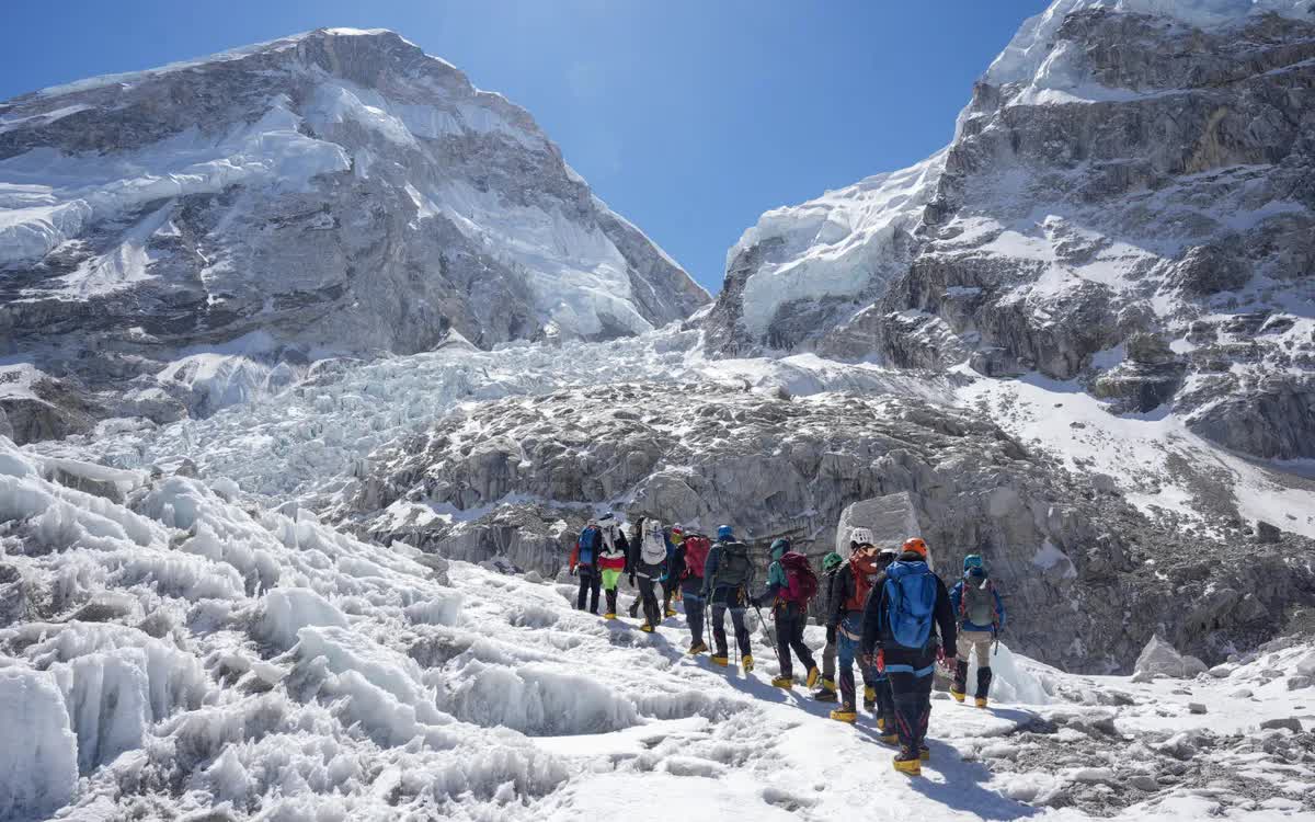 Khối băng chặn đường khiến h&agrave;ng trăm người mắc kẹt tại Everest- Ảnh 1.