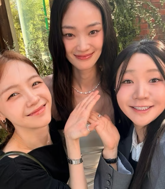 Song Hye Kyo - Jennie ở đ&acirc;u trong l&uacute;c bạn th&acirc;n si&ecirc;u mẫu l&agrave;m đ&aacute;m cưới?- Ảnh 4.