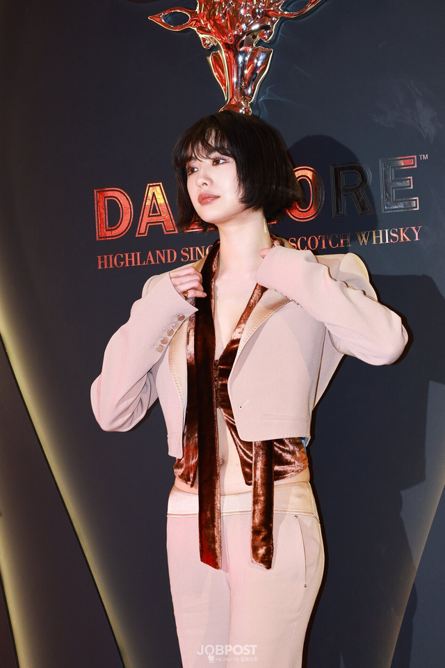 Mỹ nh&acirc;n đẹp nhất thế giới bị d&ograve;m ng&oacute; v&igrave; chiếc quần tựa như trong suốt- Ảnh 1.