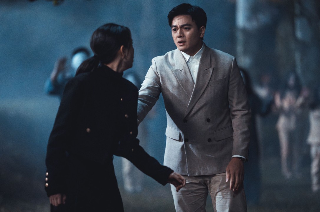 Nh&igrave;n đ&ocirc;i chim cu n&agrave;y h&ocirc;n nhau m&agrave; tim nhảy khỏi lồng ngực: Ti&ecirc;n đồng ngọc nữ của Việt Nam, đẹp đến thế l&agrave; c&ugrave;ng- Ảnh 9.