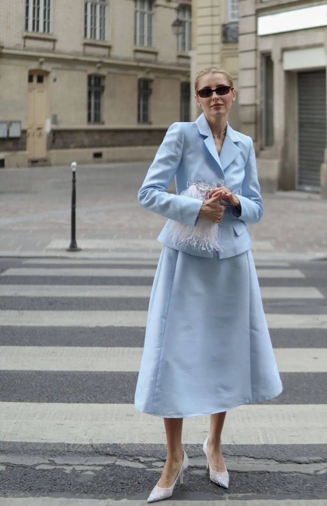 Qu&ecirc;n xanh navy v&agrave; trắng nh&agrave;m ch&aacute;n đi: H&egrave; 2026 phụ nữ s&agrave;nh điệu chỉ m&ecirc; đ&uacute;ng 1 gam m&agrave;u n&agrave;y, mặc l&ecirc;n trẻ ra cả chục tuổi- Ảnh 13.