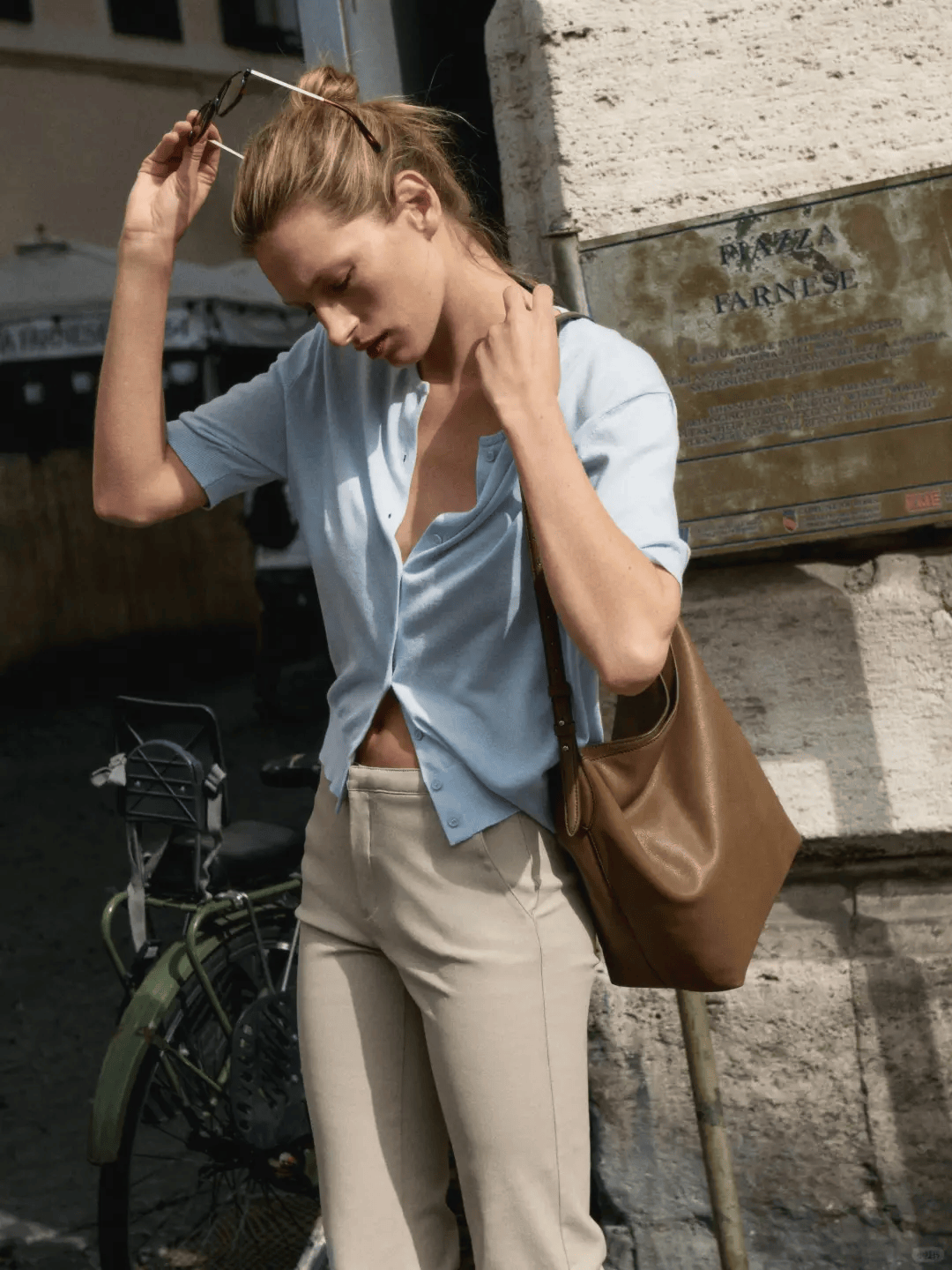 Qu&ecirc;n xanh navy v&agrave; trắng nh&agrave;m ch&aacute;n đi: H&egrave; 2026 phụ nữ s&agrave;nh điệu chỉ m&ecirc; đ&uacute;ng 1 gam m&agrave;u n&agrave;y, mặc l&ecirc;n trẻ ra cả chục tuổi- Ảnh 25.