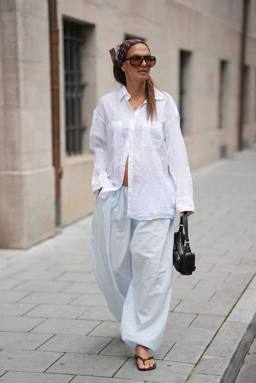 Qu&ecirc;n xanh navy v&agrave; trắng nh&agrave;m ch&aacute;n đi: H&egrave; 2026 phụ nữ s&agrave;nh điệu chỉ m&ecirc; đ&uacute;ng 1 gam m&agrave;u n&agrave;y, mặc l&ecirc;n trẻ ra cả chục tuổi- Ảnh 23.