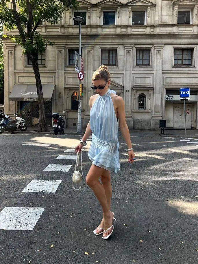 Qu&ecirc;n xanh navy v&agrave; trắng nh&agrave;m ch&aacute;n đi: H&egrave; 2026 phụ nữ s&agrave;nh điệu chỉ m&ecirc; đ&uacute;ng 1 gam m&agrave;u n&agrave;y, mặc l&ecirc;n trẻ ra cả chục tuổi- Ảnh 30.