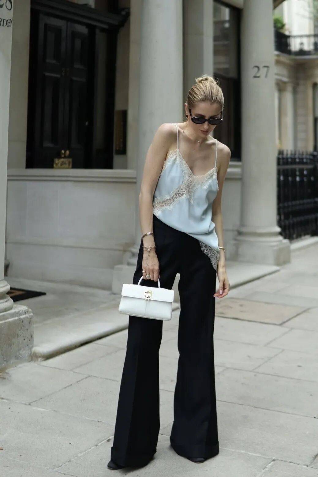 Qu&ecirc;n xanh navy v&agrave; trắng nh&agrave;m ch&aacute;n đi: H&egrave; 2026 phụ nữ s&agrave;nh điệu chỉ m&ecirc; đ&uacute;ng 1 gam m&agrave;u n&agrave;y, mặc l&ecirc;n trẻ ra cả chục tuổi- Ảnh 8.