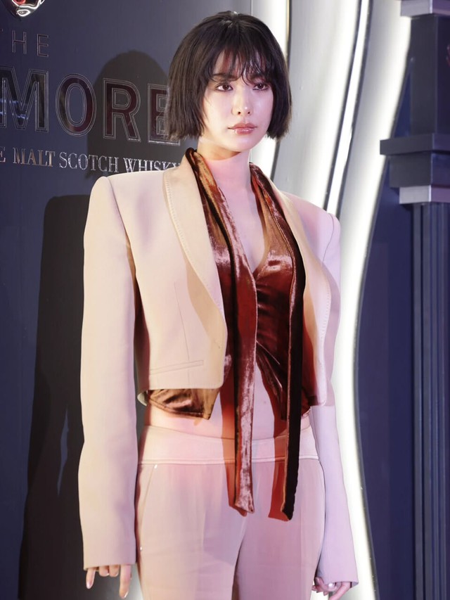 Mỹ nh&acirc;n đẹp nhất thế giới bị d&ograve;m ng&oacute; v&igrave; chiếc quần tựa như trong suốt- Ảnh 5.