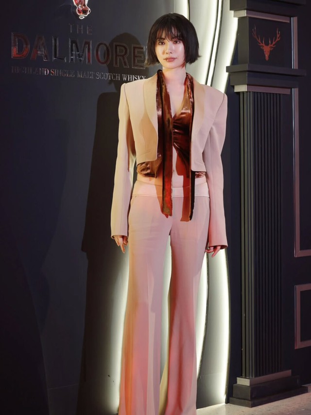 Mỹ nh&acirc;n đẹp nhất thế giới bị d&ograve;m ng&oacute; v&igrave; chiếc quần tựa như trong suốt- Ảnh 2.