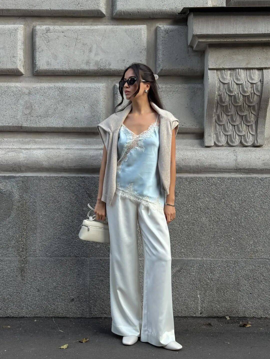 Qu&ecirc;n xanh navy v&agrave; trắng nh&agrave;m ch&aacute;n đi: H&egrave; 2026 phụ nữ s&agrave;nh điệu chỉ m&ecirc; đ&uacute;ng 1 gam m&agrave;u n&agrave;y, mặc l&ecirc;n trẻ ra cả chục tuổi- Ảnh 28.